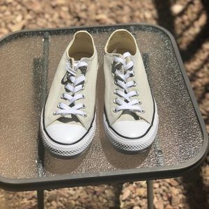 Converse low top silhouette (unisex)